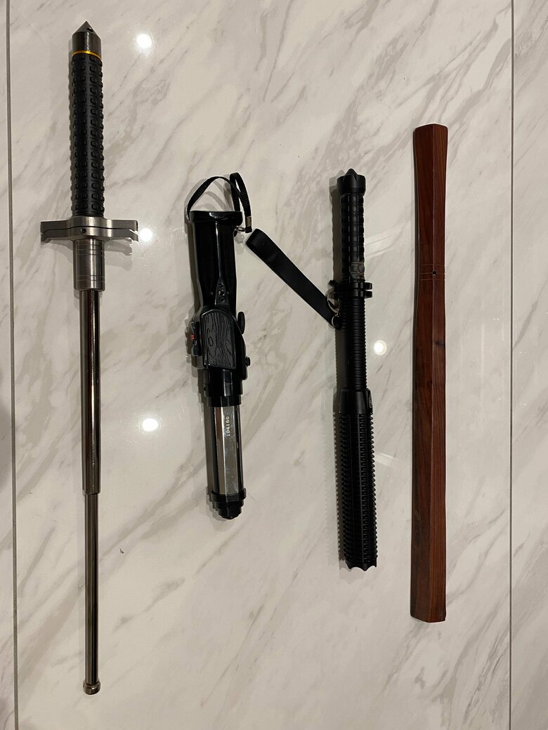 防犯グッズマニアでもある川合さんの自宅にはたくさんの防犯グッズが。警棒だけでも数種類も