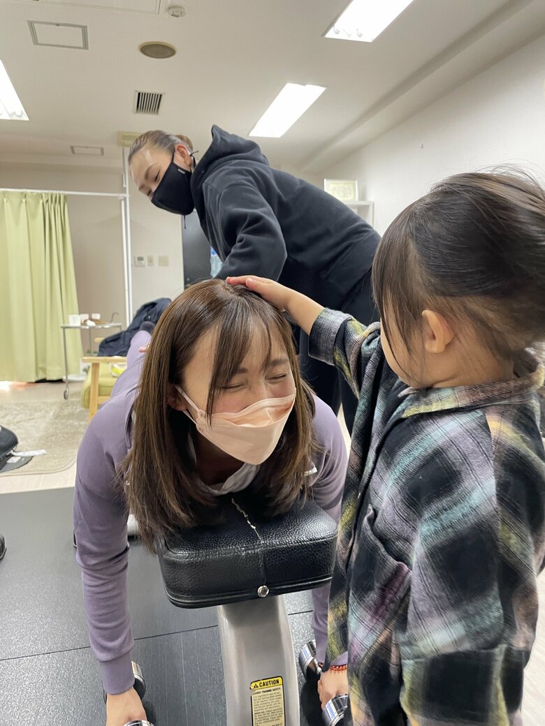 産後ダイエットを始める吉木さんを見守る長女