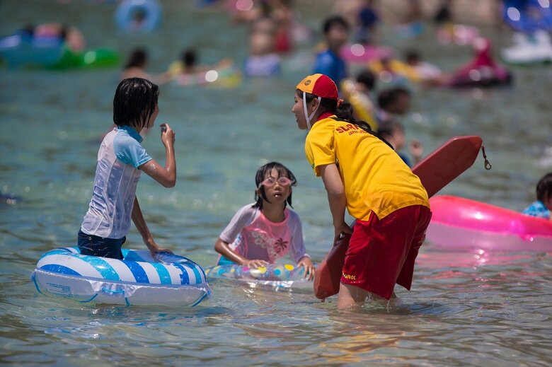 積極的にコミュニケーションをとって海の安全を守るライフセーバー