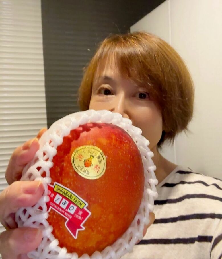 マンゴー大好き！特大マンゴーと記念撮影