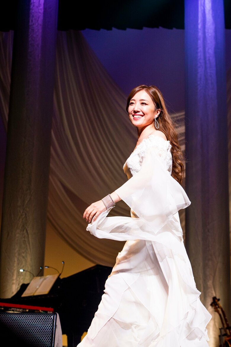 真っ白な衣装に身を包み、堂々としたパフォーマンスを見せる平原さん