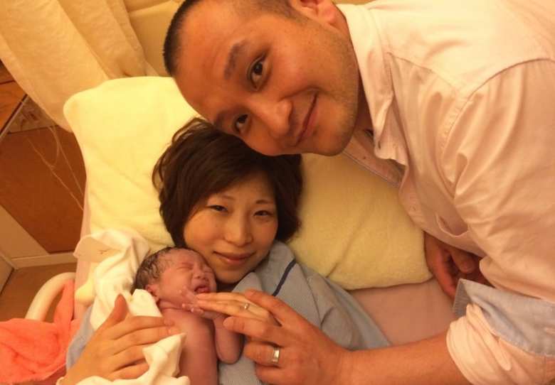 体調が安定しない妊娠期を乗り越えてお子さんを出産した百合子さん。遥さんと幸せに包まれた。