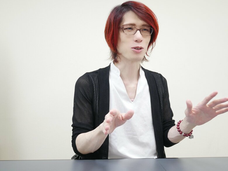 教育問題に真摯に向き合う内田教授。赤髪の理由は「いろんな人の目にとまるため」だそう