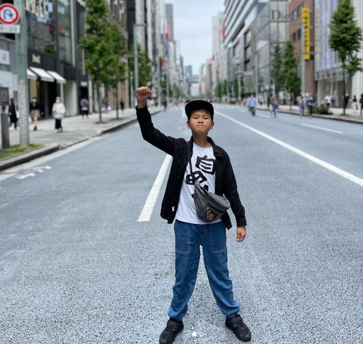 都内の歩行者天国でポーズを決める中学時代のゆたぼんさん