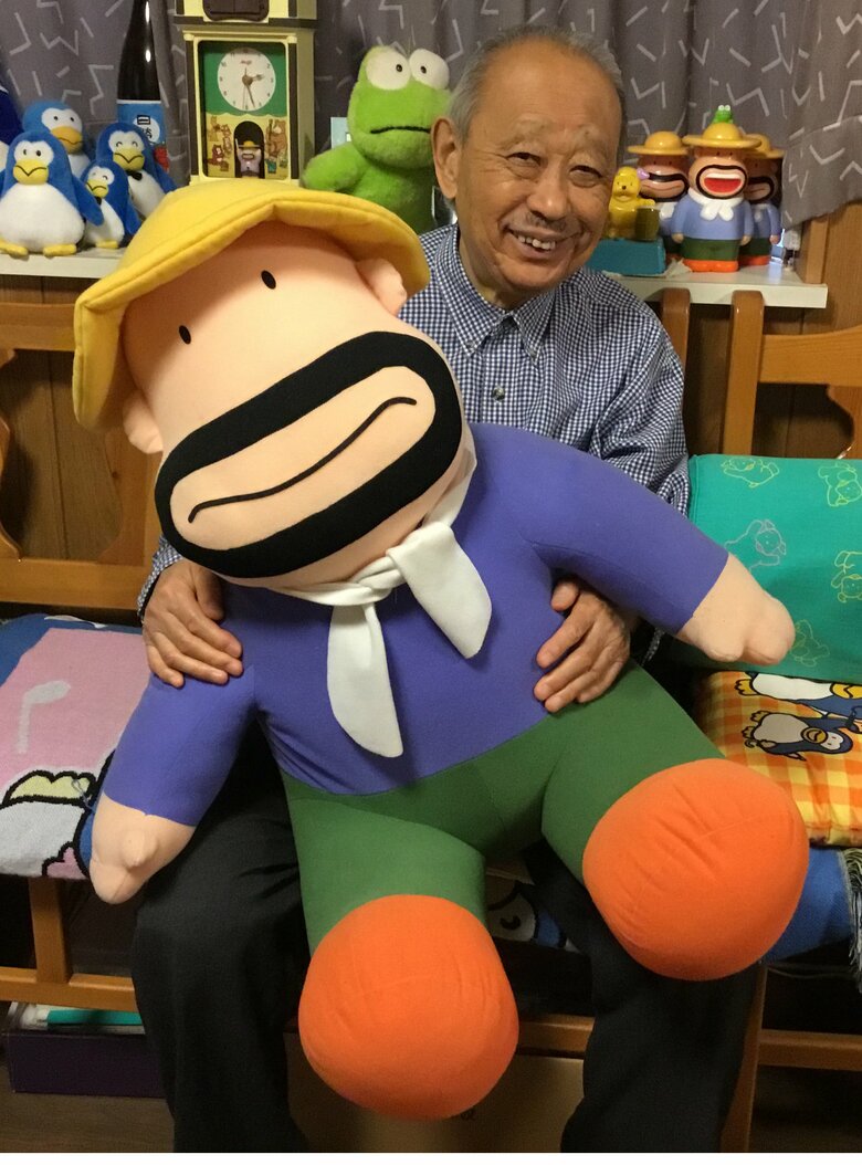 カールおじさんのぬいぐるみを抱くひこねさん