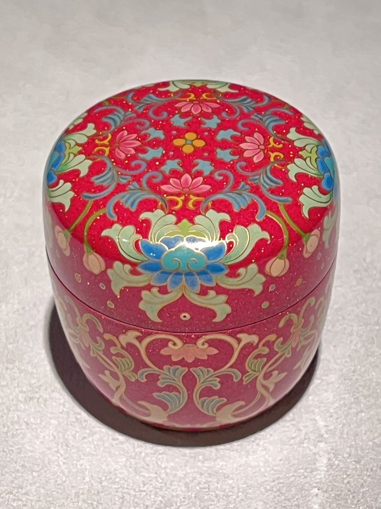 彦十蒔絵のプロジェクトで蒔絵を担当した棗（抹茶を入れる器）