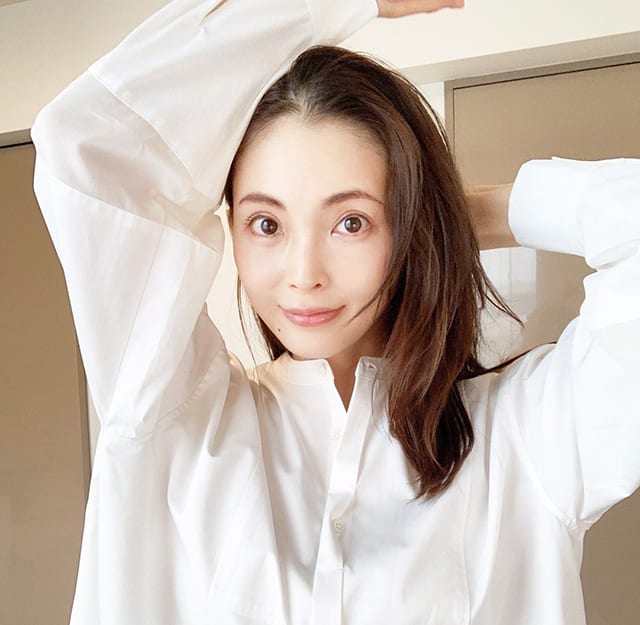 白いシャツを着た押切もえさん