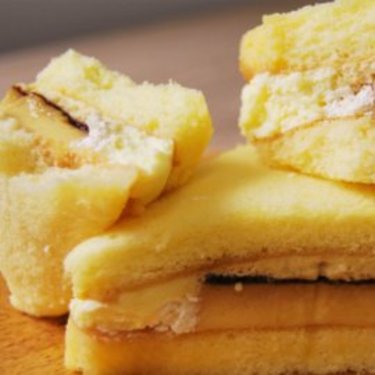 なぜそれを挟んだwwwコンビニの「プリンのケーキサンド」が豪快すぎた