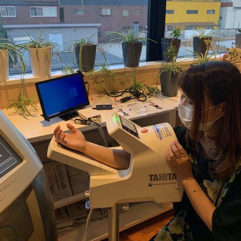 健康経営の一環として行う「タニタ健康プログラム」では、社員は定期的な体組成や血圧測定が必須となっている。こうした福利厚生は、活性化メンバーの西澤さんも利用できる