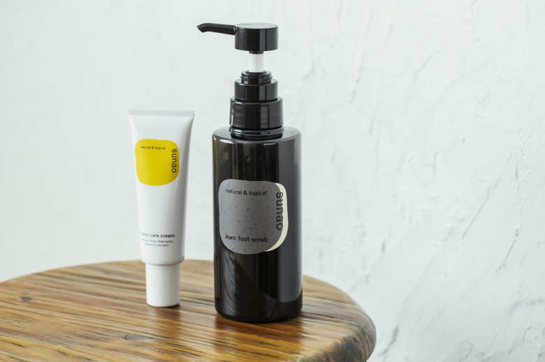 （右）クロフットスクラブ　250g 4180円　（左）ハンドケアクリーム　50g 3080円（すべて税込み） 