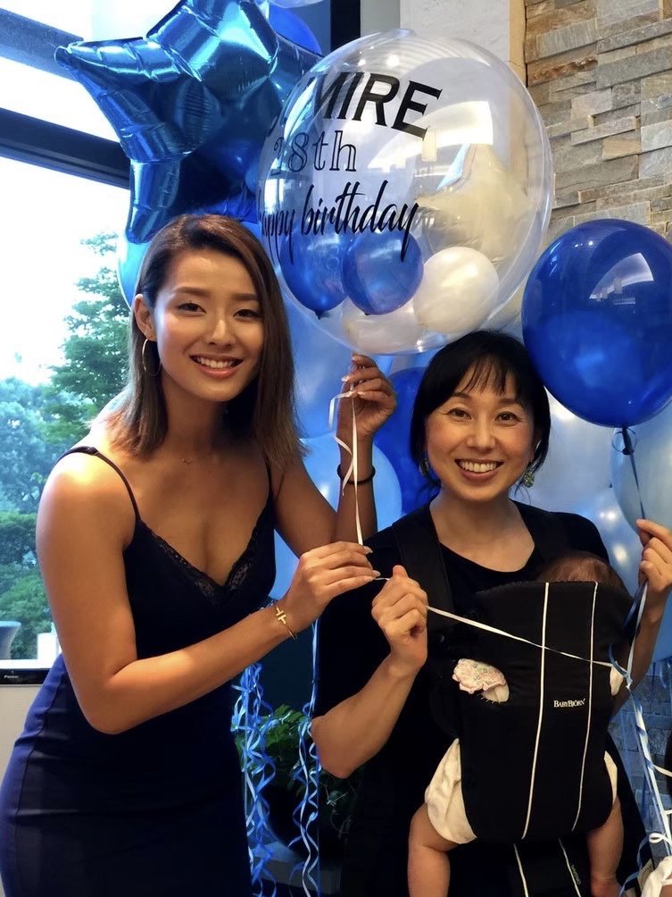 すみれさんとともにバルーンを片手に誕生日のお祝い