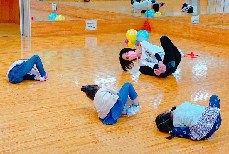 子どもたちを指導中の田村さん。子どもも楽しみながら取り組めるメニューを取り入れている