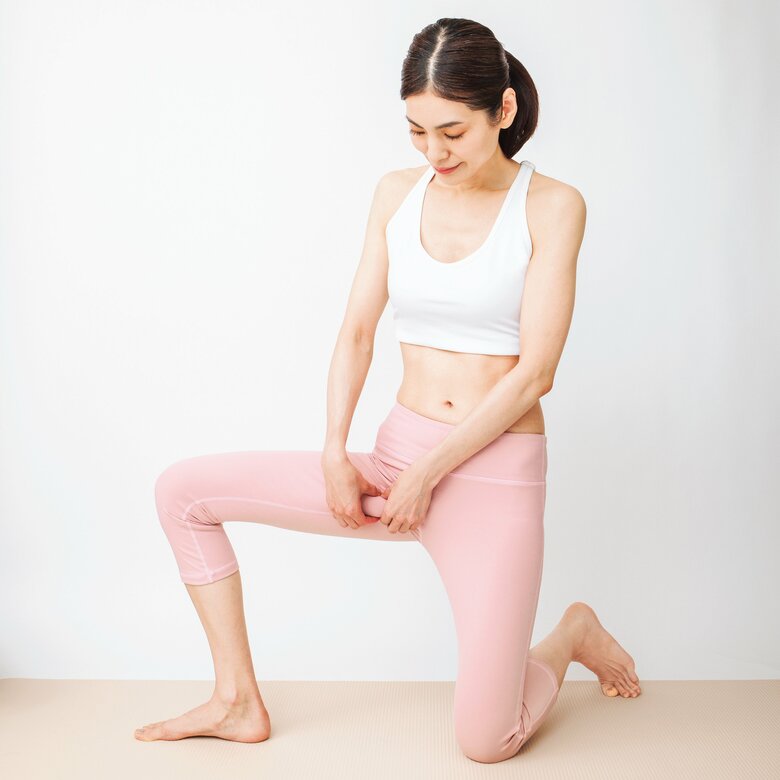 恥骨筋をしっかりとつまみ、グーッと5秒間、念入りに圧をかける