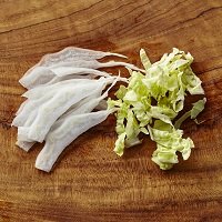 白菜は繊維と直角に、緑色の葉は細切り、白い部分は薄切りにし、ボウルに入れて塩をまぶし、約10分おく。軽くもんでから、水けを搾る。