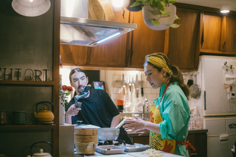 自宅のキッチンでレッスンをするSHIORIさんを撮影する旦那さん。表情は真剣そのもの！