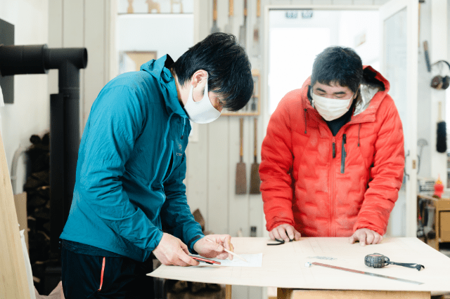 スツールづくりに没頭するロングコース参加者