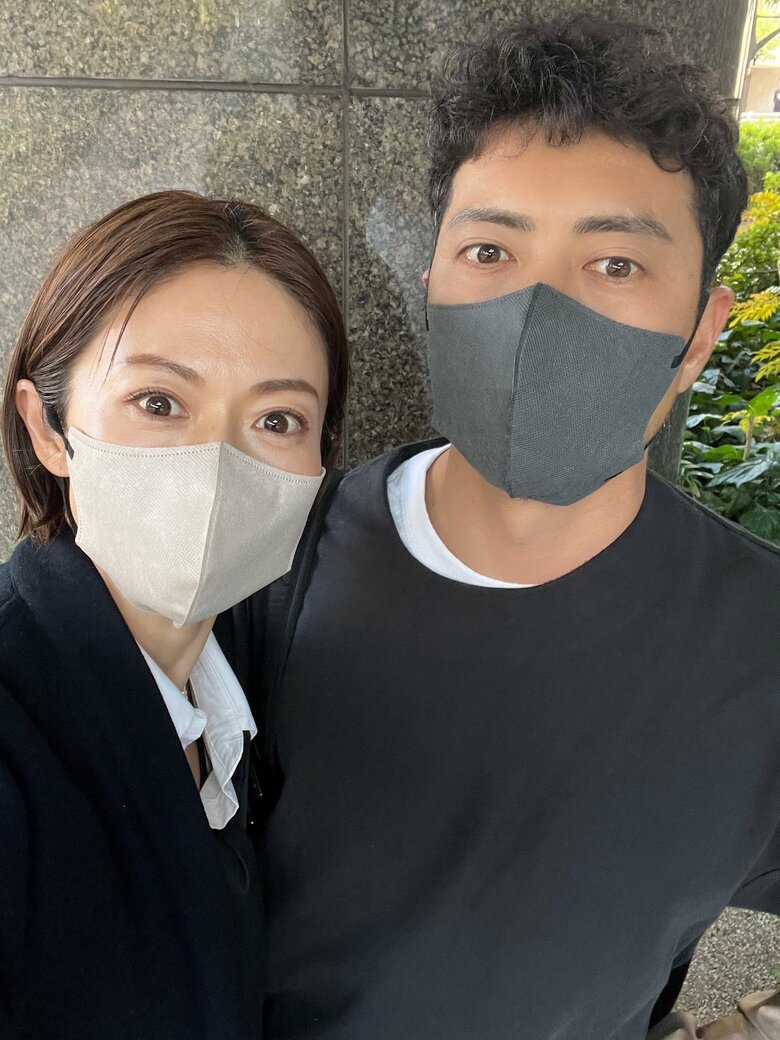 マスクでも隠しきれない美男美女！食事に行くことも多いというご夫婦の2ショット