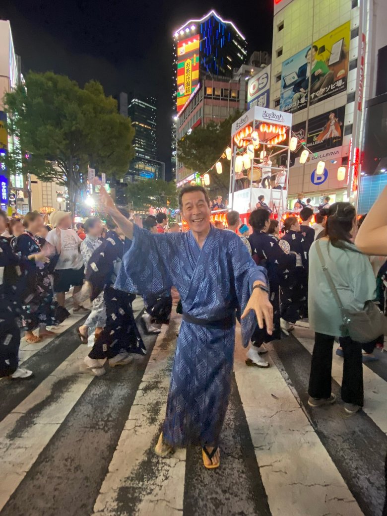 渋谷の盆踊りに笑顔で参加する井上さん