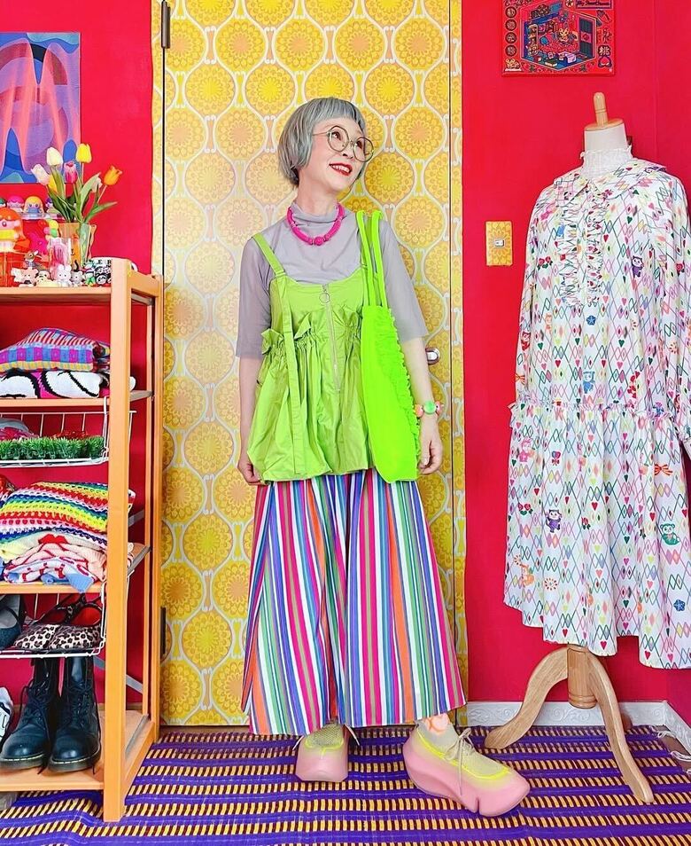 カラフルなストライプのロングスカートを着まわし