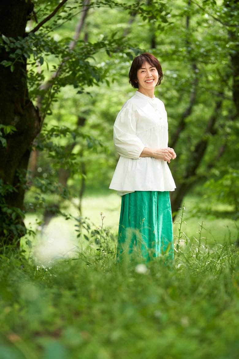 緑の中でリラックスの駒村さん