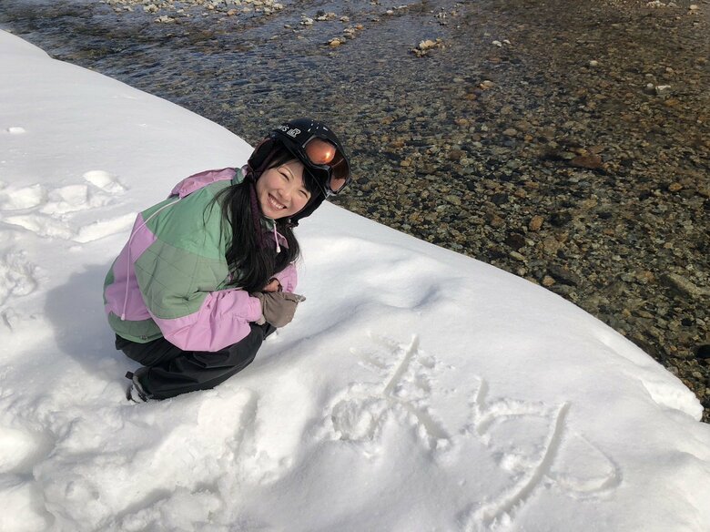 雪に「まゆ」と書いた福田さん　笑顔がとてもキュート！