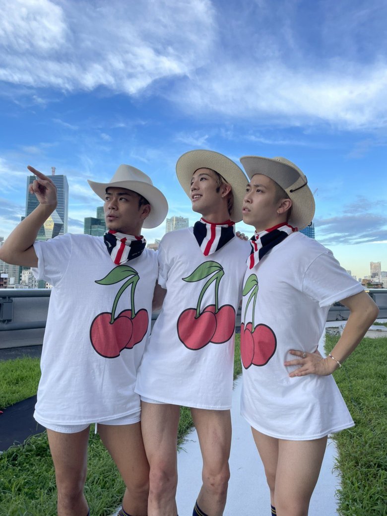 ちょっとドキッとする衣装もサラッと着こなす3人！