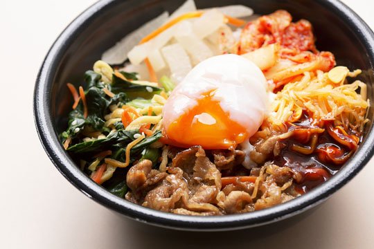 野菜が摂れるビビンバ（半熟たまご付）+もち麦ごはん　590円（税込）