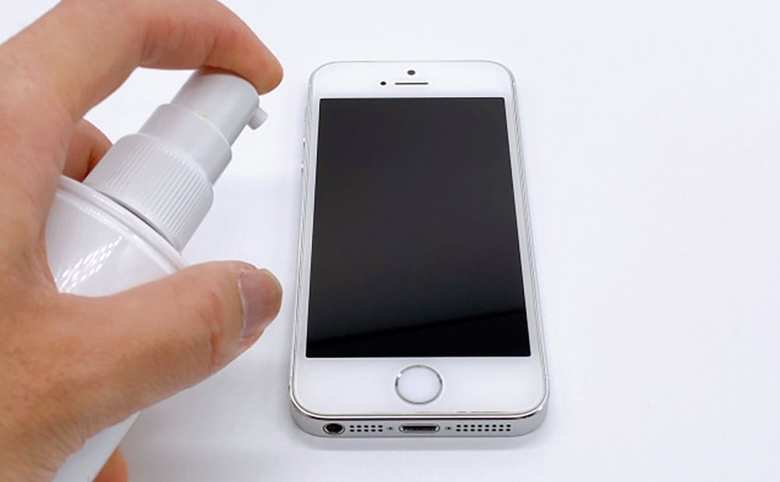 ▲リキッドを吹きかけたあとはメガネ拭きなどのクロスで拭き取ろう