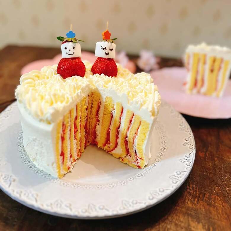 ひな祭りのお祝いにいちごのケーキを手作り