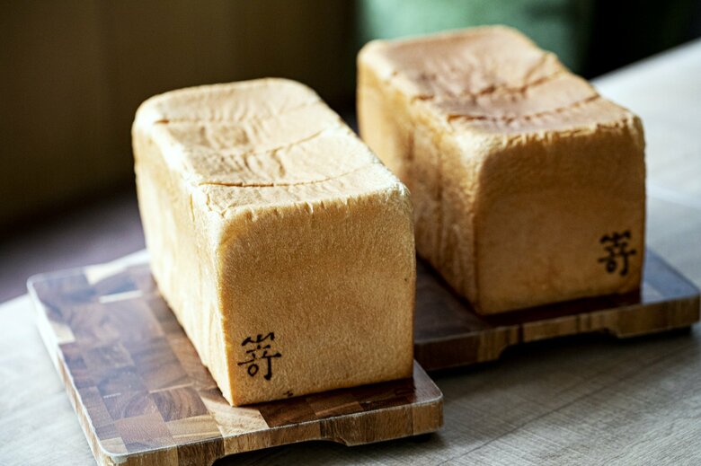 向かって左側に刻印がされているのが「極美“ナチュラル” 食パン」