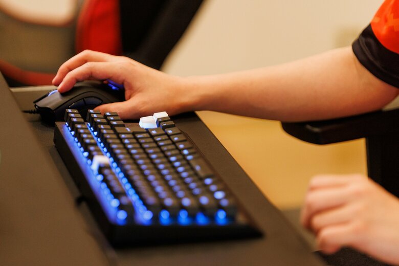 『シャドウバース』はマウスを駆使してプレイするゲーム。スマホでも楽しめる