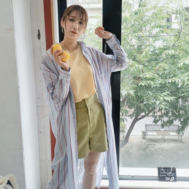 ワンピースの間からスラっと伸びた足がきれい