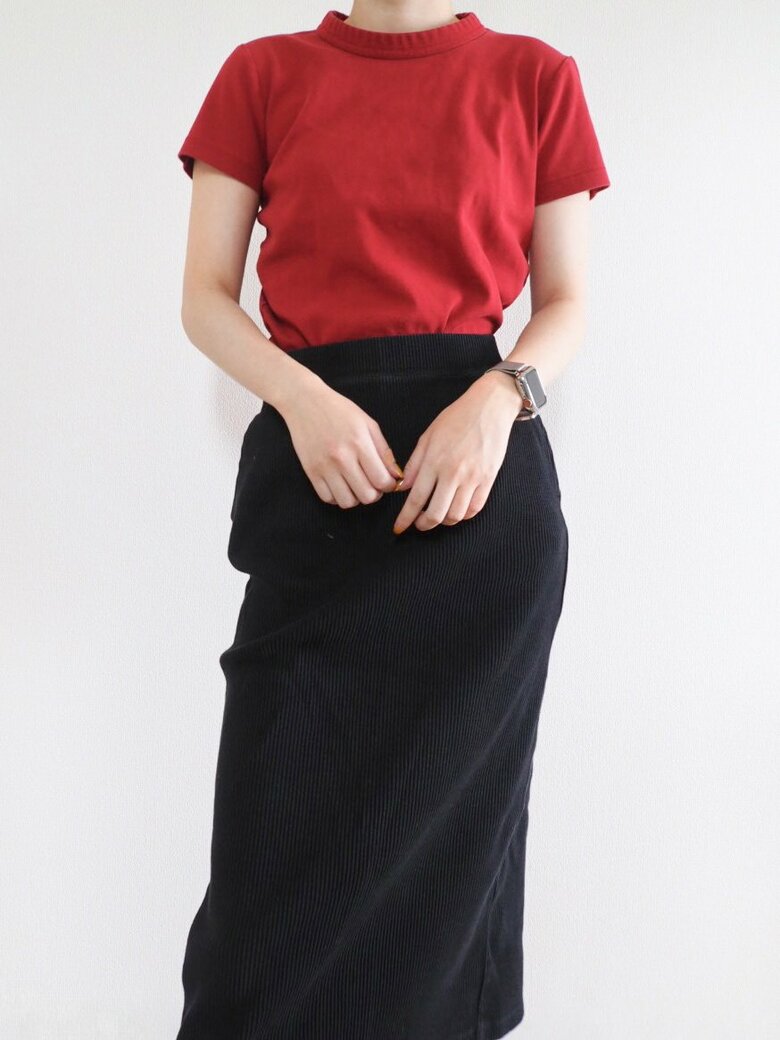 夏はTシャツとスカートでもどこか上品なスタイルに