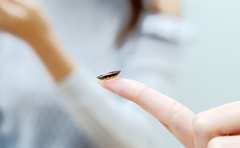 職場でも「カラコンをしないのはスッピンと同じ」という発想は非常識ですか!?