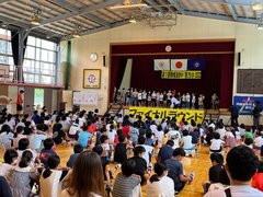 小学校が始めた教育漫才で「いじめ」と「不登校」が減少した理由