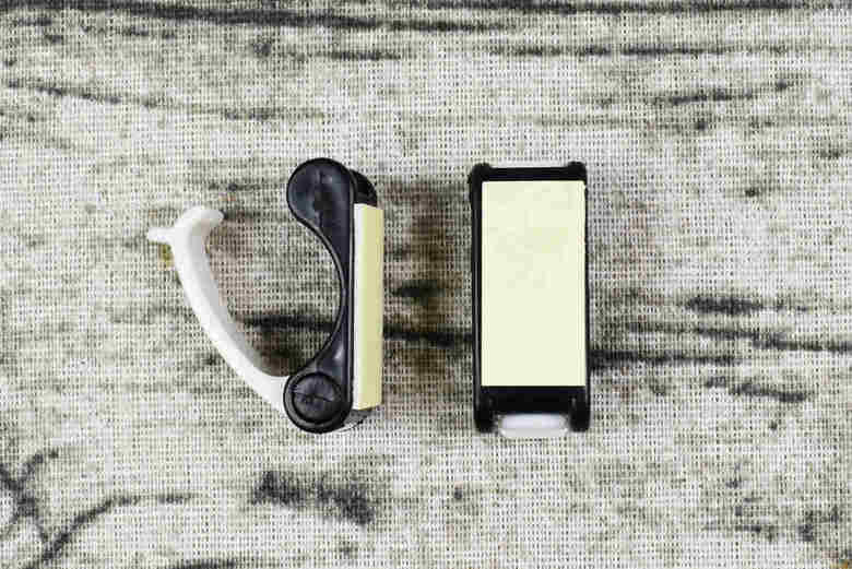 セリア人気商品「粘着テープ開閉フック2個入」の実物画像