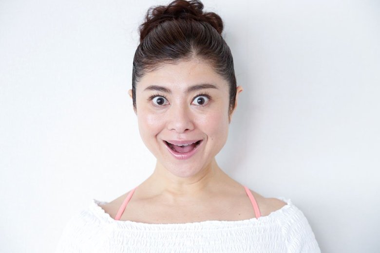 顔ヨガ「しゅわ〜の顔」をする間々田佳子