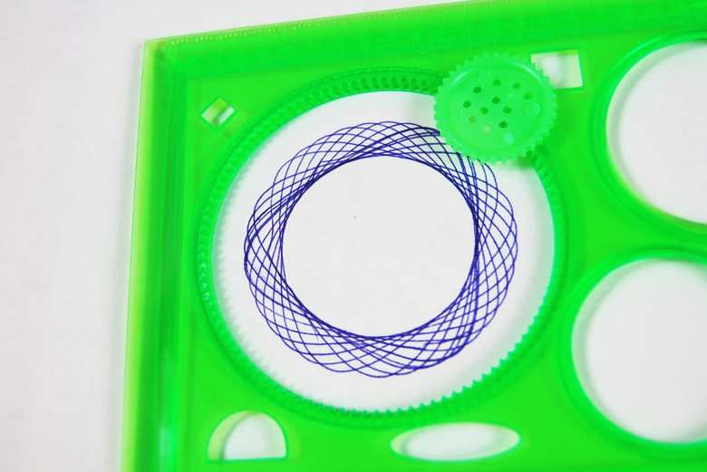 ダイソーおすすめ文房具「デザイン定規」の使用中画像2