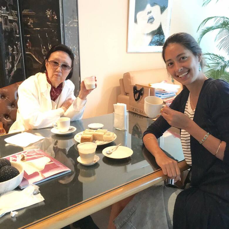 一緒にティータイムのひとときを楽しむ森英恵さん（写真左）と森泉さん（写真右）