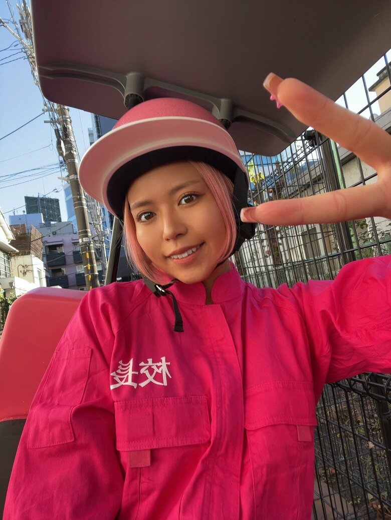 ピンクのつなぎにあわせて髪もピンクに！