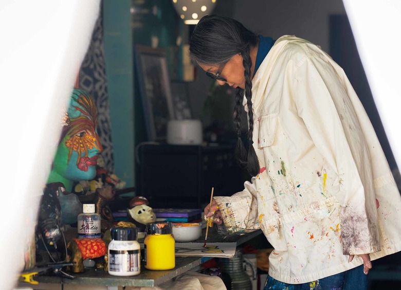 キャンバスや画用紙を前にするとスイッチが切り替わり、自然に手が動く浅野さん。下絵は描かず、紙に映し出されたイメージを筆や指で色を重ねながら、夢中で描いていく