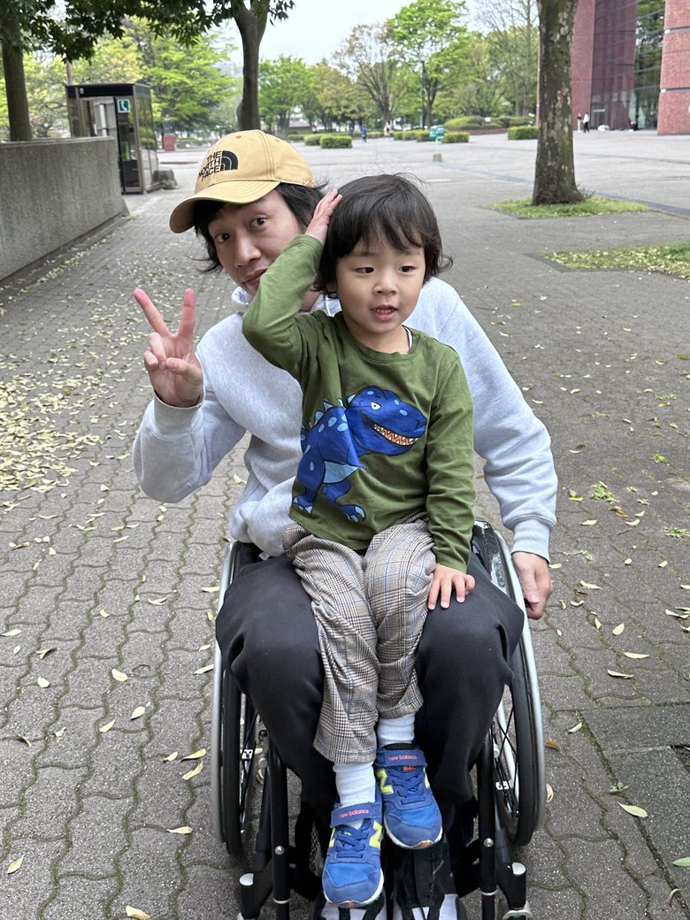 息子さんをひざに乗せる寺田さん