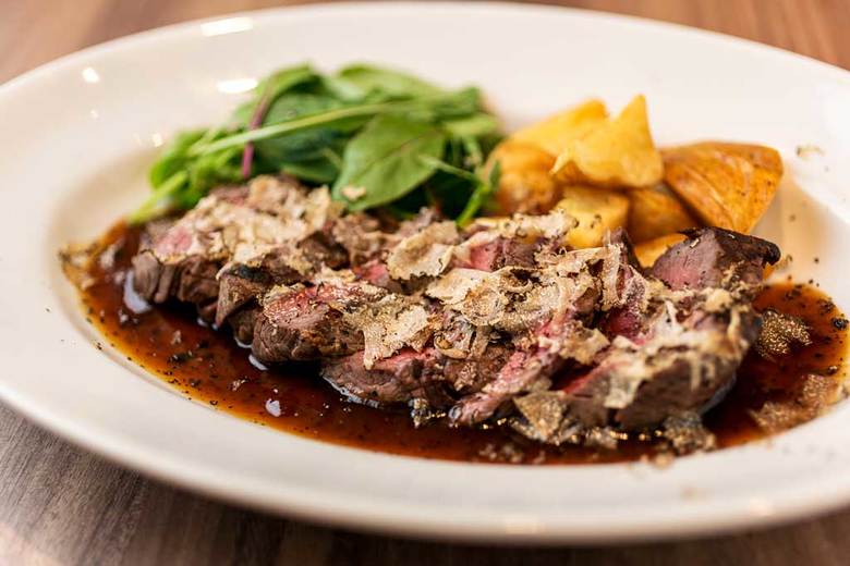 九州産黒毛和牛のランイチ肉グリル　黒トリュフのマディラソース　2,678円（Largeサイズ、税込）トリュフスライス 540円を添えて