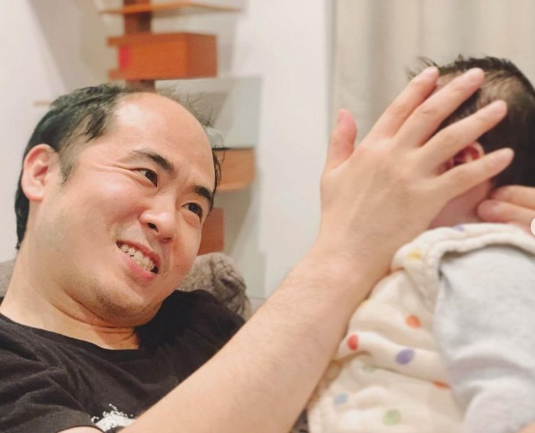 子どもを抱き上げる斎藤さん