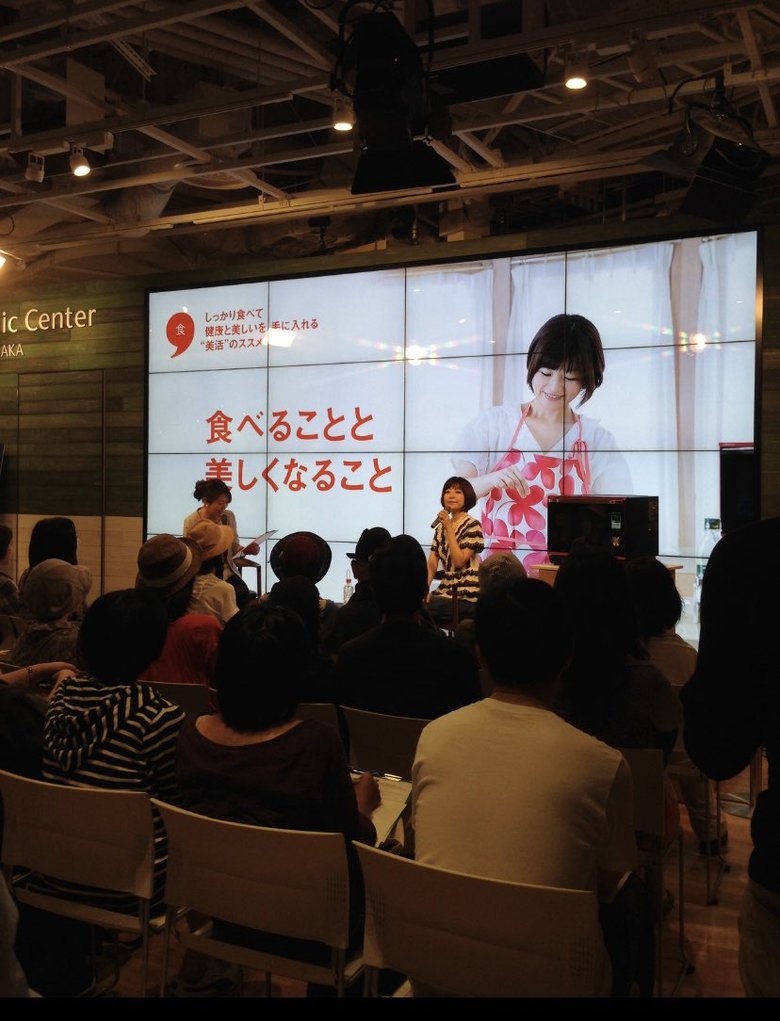 2014年、大阪にて食にまつわる講演を行う宮前さん