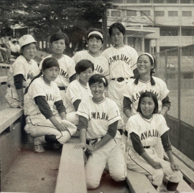 川島中学ソフトボール部に入部（中列右）