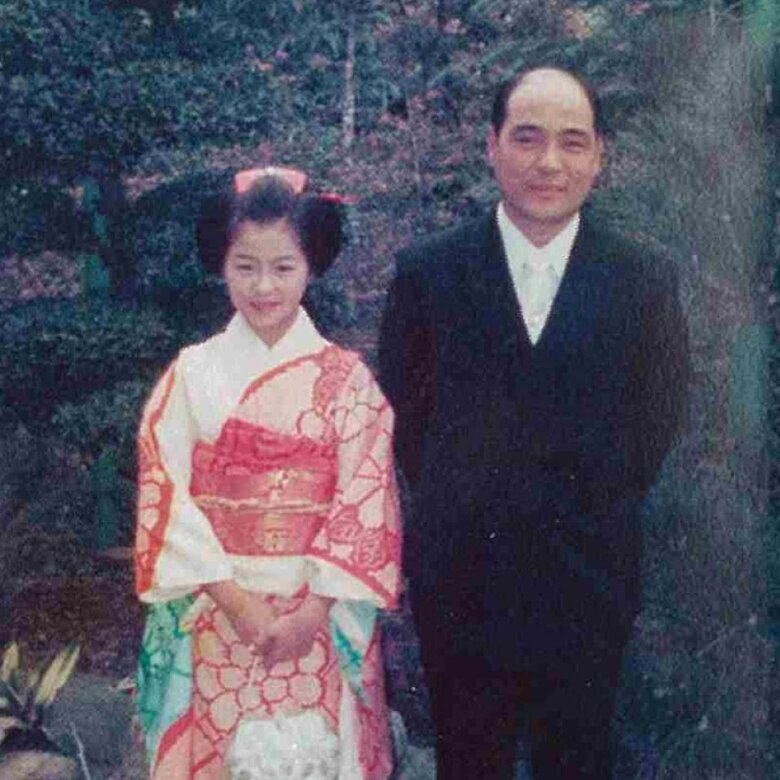 小学生のころの長山さんとお父さま。当時から民謡を習っていたそう