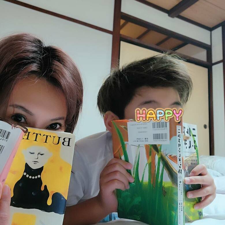 思い思いの本を手に取って読書タイムを楽しむ麻実子さんと息子さん