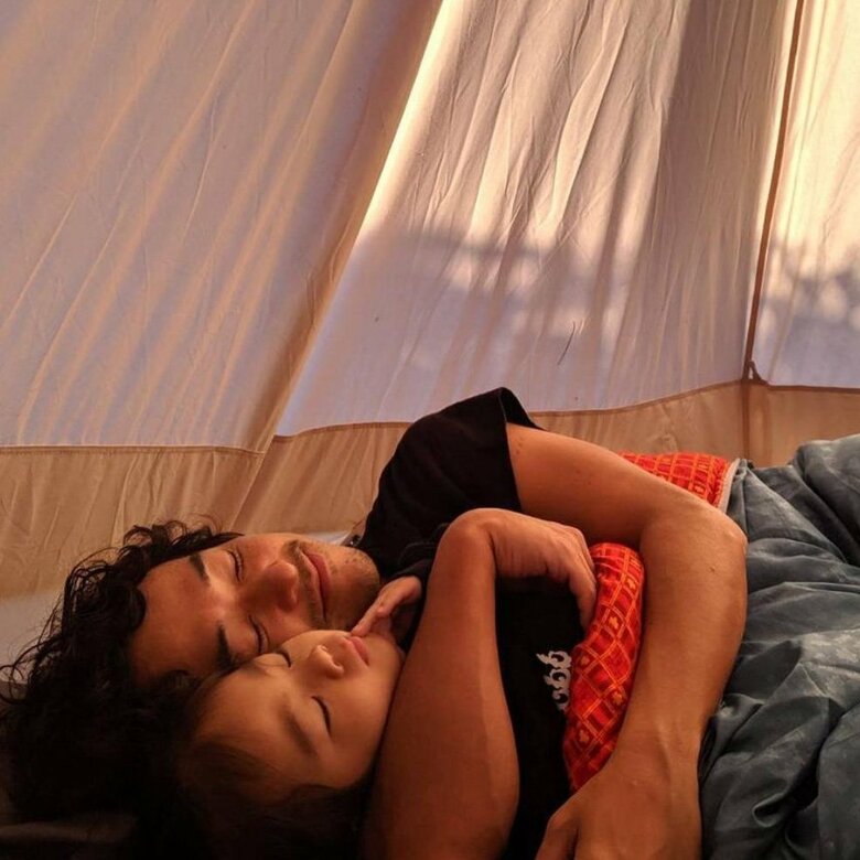 テントで息子さんと一緒に眠る小橋賢児さん「寝顔そっくり！」