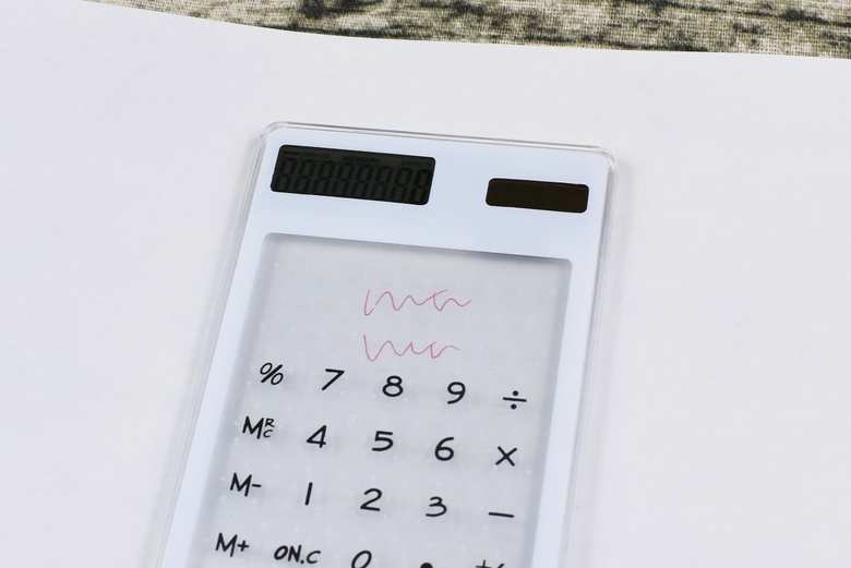 同商品を購入した人からは、「近未来的なデザインがオシャレ！」「電池が必要なくてお財布にやさしいです」「好きなキャラクターを見ながら使えてテンション上がる」「風景画を差し込んでインテリアにしてます」と絶賛の声が続出。個性的でおしゃれな電卓で、普段はおっくうな計算も楽しくなっちゃうかも！？